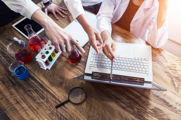 سئو تخصصی پزشکی و برندینگ دیجیتال برای آزمایشگاههای تشخیص طبی در قم: مفهوم آموزش و علم، دانشجو در آزمایشگاه با لپتاپ