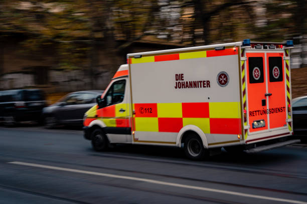 آمبولانس در حال حرکت سریع، پاسخگویی سریع اورژانس خصوصی و نوبت دهی آنلاین فوری