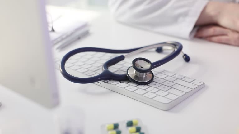 دستهای یک پزشک زن روی کیبورد در بیمارستان - پشتیبانی وبسایتهای درمانی و وردپرس پزشکی، نگهداری سایت پزشک