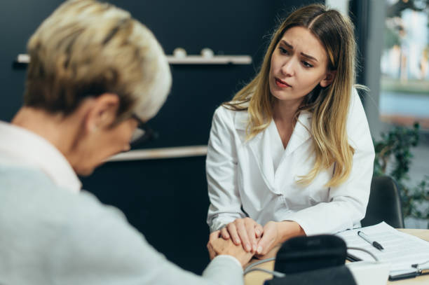 پزشک در حال مشاوره با بیمار سالمند و کاربرد CRM پزشکی در بهبود ارتباط