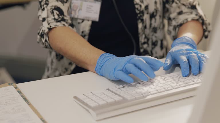 پشتیبانی وبسایتهای درمانی و امنیت وردپرس پزشکی برای بیمارستان فوق تخصصی قلب در ساری: پزشک در حال کار با سیستم مدیریت اطلاعات