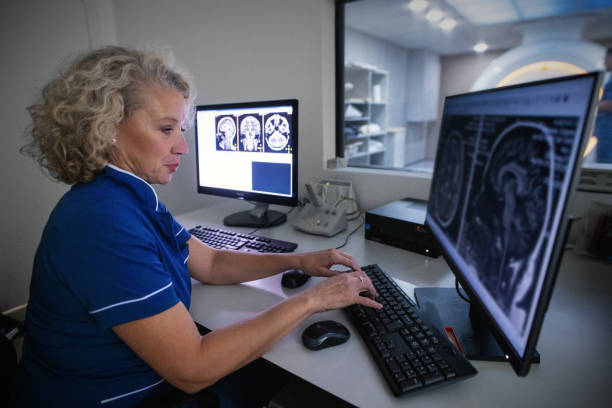 رادیولوژیست زن در حال تحلیل تصاویر MRI، نمونهای از کارایی بالا با یکپارچهسازی CRM پزشکی و نرمافزارهای مدیریت برای مراکز تصویربرداری MRI در مشهد