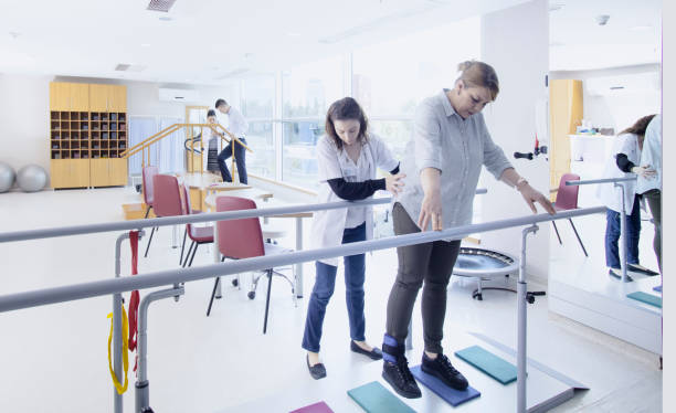 طراحی UX بیماران و پرتال نوبتدهی آنلاین برای مراکز فیزیوتراپی در رشت: سئو تخصصی پزشکی - فیزیوتراپیست در حال کمک به بیمار