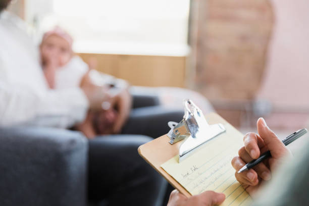 سئو سایت پزشکان برای روانشناسان بالینی در شیراز: جذب مراجعین با نوبتدهی آنلاین هوشمند 2026 - تمرکز عکس بر یادداشتهای مشاور در طول جلسه درمانی