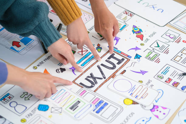 تیم طراحی وبسایت در حال برنامهریزی طراحی UX کودکمحور برای دندانپزشکی کودکان و رضایت بیماران در نیشابور ۲۰۲۶