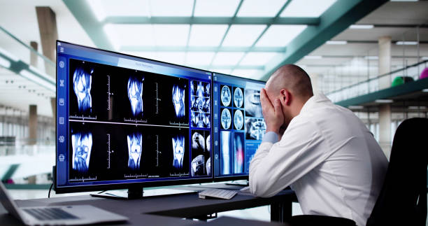 پزشک خسته و دارای کار زیاد در بیمارستان، نمادی از چالشهای مراکز MRI یزد در مدیریت نوبتدهی و CRM پزشکی