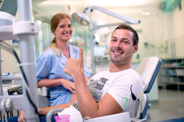 طراحی UX بیمارمحور برای دندانپزشکی کودکان در کرج - دندانپزشک و کودک خوشحال