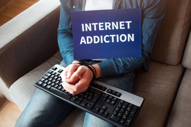 تصویری از مرد و زن جوان درگیر اعتیاد به شبکه های اجتماعی، نمادی از جستجوی آنلاین - بازاریابی آنلاین ترک اعتیاد