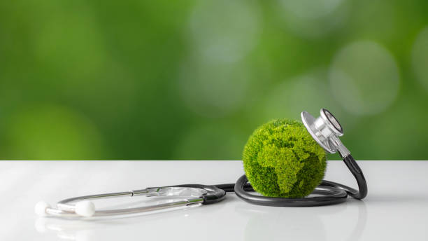 نرمافزارهای مدیریت بیمارستان و CRM پزشکی برای بیمارستان فوق تخصصی قلب در تهران: کره سبز با استتوسکوپ، مفهوم سلامت پایدار