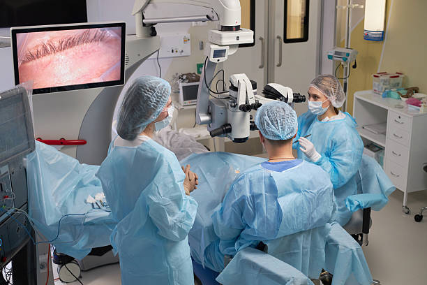 سئو تخصصی پزشکی و برندینگ دیجیتال برای مراکز جراحی محدود در قم - گروه جراحان در حال انجام جراحی چشم در اتاق عمل مدرن