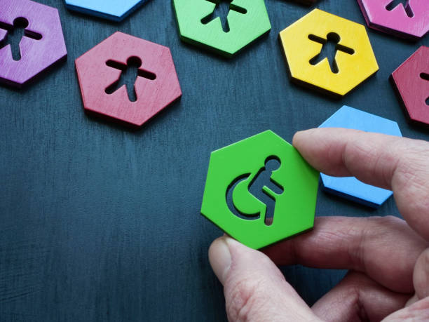 دستی که نماد افراد دارای معلولیت را نگه داشته است، اهمیت دسترسیپذیری در طراحی UX بیماران و نوبتدهی آنلاین