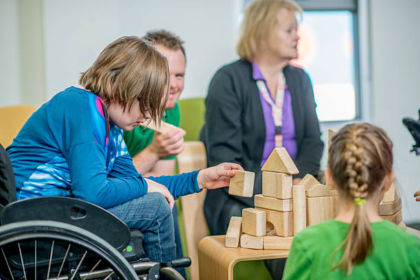 کودکی در حال توانبخشی، نمادی از خدمات مراکز توانبخشی و بهینهسازی مراکز توانبخشی