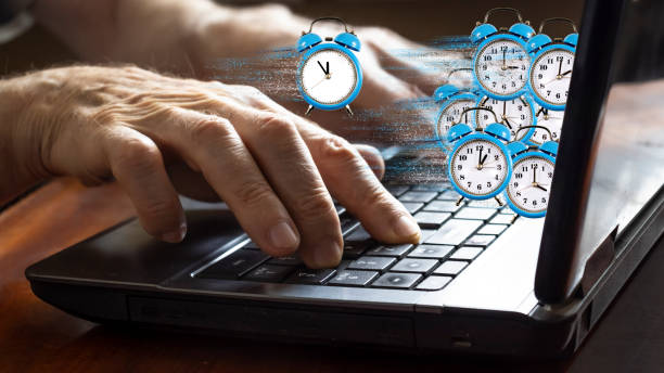 فردی در حال کار با کامپیوتر و مدیریت سئو سایت پزشکان برای بهبود رتبه در موتورهای جستجو در مشهد