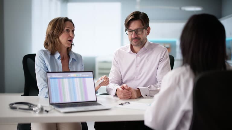 زوج خوشحال بیمار که از خدمات درمانی و تجربه کاربری خوب راضی هستند