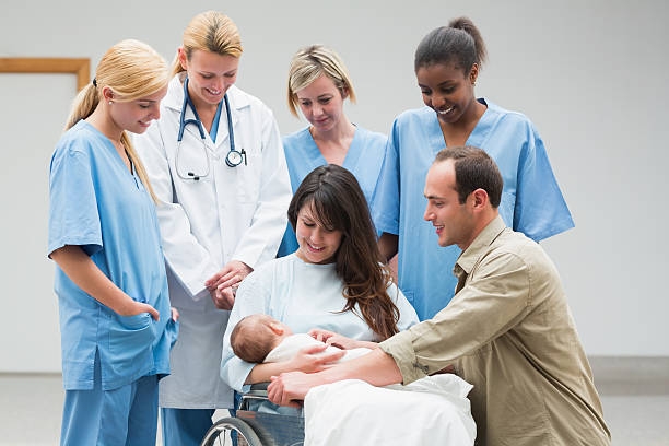 طراحی UX بیمارمحور برای مراکز ناباروری و IVF در یزد - زوج خوشحال با نوزاد در کنار تیم پزشکی