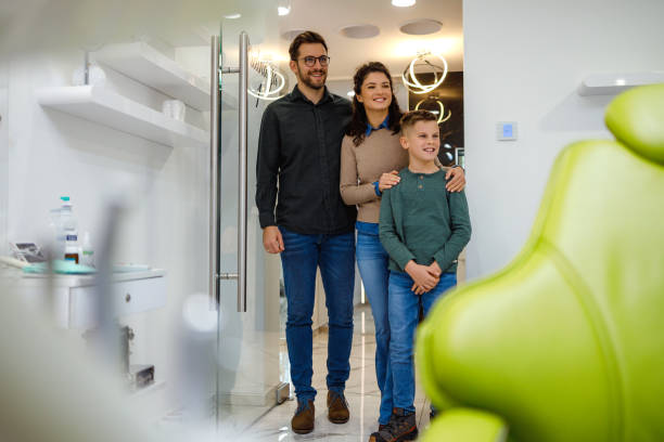 آموزش سئو تخصصی پزشکی برای دندانپزشکی کودکان در مشهد 2026 - خانوادهای خوشحال در حال بازدید از مطب دندانپزشکی