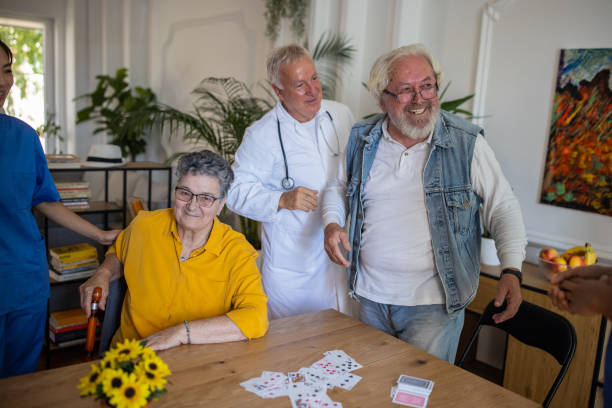 سالمندان در حال فعالیت در مرکز مراقبت، نشان از محیط فعال و وبسایت مراکز مراقبت از سالمندان در یزد