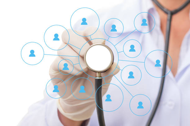 پزشکی که با بیمار خود از طریق پلتفرم آنلاین ارتباط برقرار میکند، نمادی از CRM پزشکی و پشتیبانی وبسایت درمانی