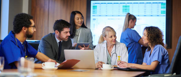 CRM پزشکی و نرمافزارهای مدیریت پیشرفته برای بیمارستان فوق تخصصی قلب در مشهد: جلسه برنامهریزی استراتژیک بیمارستان