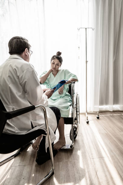 طراحی UX بیمارمحور و نوبتدهی آنلاین برای فوق تخصص کلیه و مجاری ادراری در مشهد – پزشک در حال گفتگو با بیمار در دفتر کار