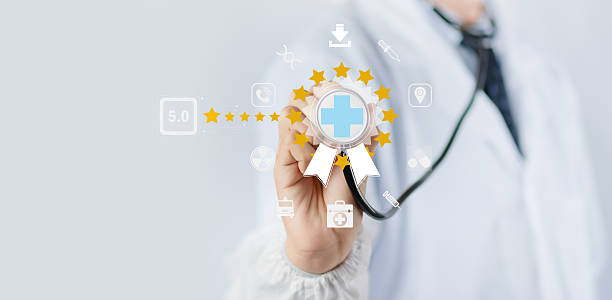 مفهوم گواهینامه کیفیت مراقبتهای بهداشتی با تایید پزشک و علامت تیک برای برتری در خدمات آزمایشگاه پاتوبیولوژی در تهران