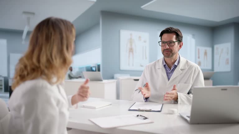 CRM پزشکی و سئو سایت پزشکان فوق تخصص مغز و اعصاب در تهران: بهینهسازی نوبتدهی آنلاین و جذب بیماران 2026 و استراتژیهای جذب بیماران متخصص