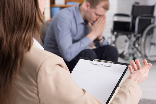 آموزش سئو و برندینگ دیجیتال برای مراکز کاردرمانی در کرج: کمک به مرد در حال سقوط، جذب مراجعین کاردرمانی