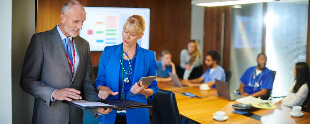 طراحی پرتال نوبتدهی آنلاین و CRM پزشکی برای کلینیکهای جراحی محدود اراک: مدیریت کلینیک و بهبود تجربه بیمار