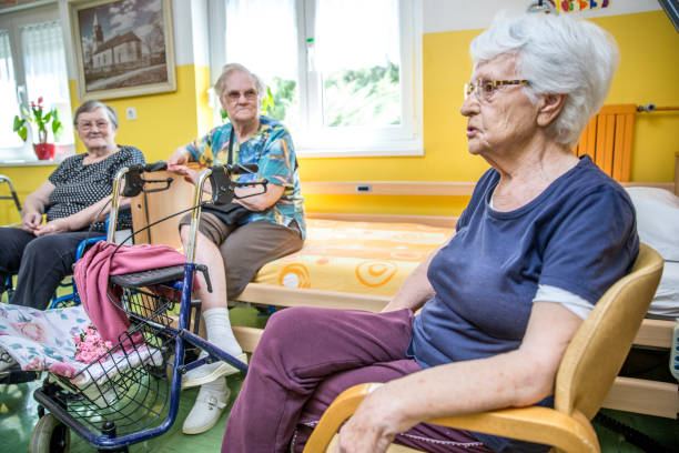 مکالمه دلنشین در اتاق یک خانم سالمند در خانه سالمندان – مراکز سالمندان، مراقبت طولانیمدت