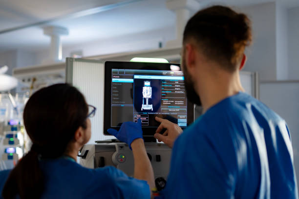 پرستاران در حال کار با دستگاه دیالیز در بخش مراقبتهای ویژه و استفاده از نرمافزار مدیریت پزشکی