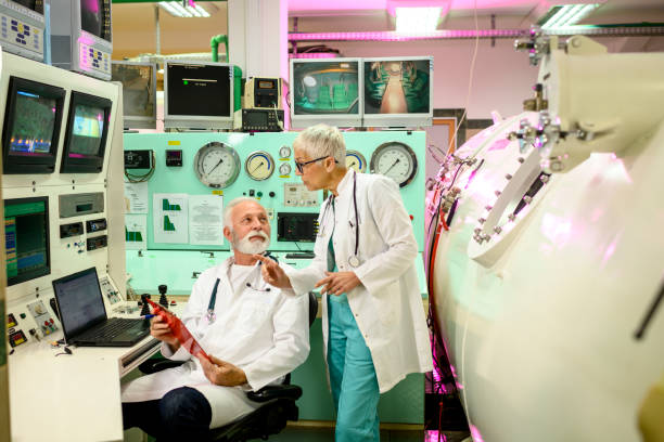 دو پزشک در حال بررسی تصاویر پزشکی هستهای، نشانگر دقت در سئو پزشکی و ارتقاء برندینگ دیجیتال