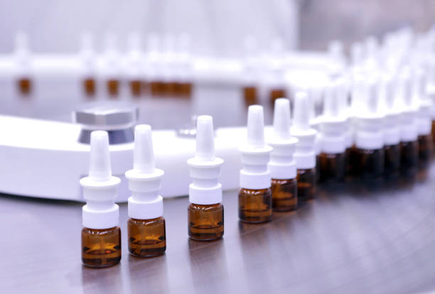 خط تولید و بستهبندی دارو در یک کارخانه داروسازی: دیجیتال مارکتینگ سلامت و سئو داروسازی