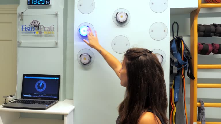 سیستم هوشمند فیزیوتراپی و بهبود تجربه بیمار در یک کلینیک مدرن