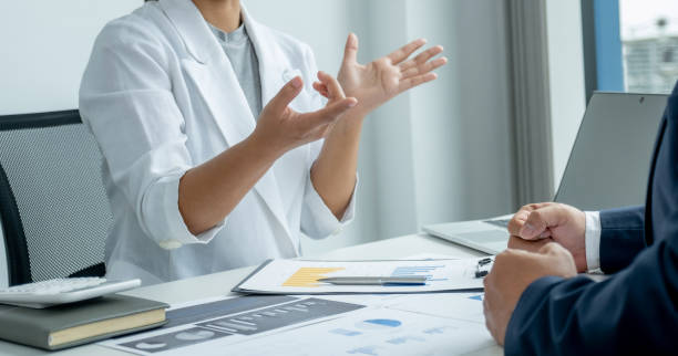 مشاوره دیجیتال مارکتینگ سلامت و آموزش سئو برای دندانپزشکی زیبایی در مشهد: تیم کسب و کار در حال برنامه ریزی استراتژی برای افزایش درآمد - مشاوره بازاریابی پزشکی، افزایش جذب بیمار