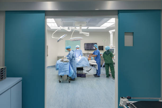 توسعه وب برای مراکز جراحی محدود در قزوین: چهار عضو تیم جراحی در حال انجام وظیفه، نشاندهنده دقت و اهمیت خدمات درمانی