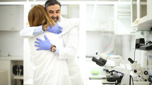 همکاران آزمایشگاهی شاد پس از موفقیت در بهبود تجربه بیمار با پرتال نوبتدهی آنلاین و CRM - طراحی پرتال نوبتدهی آنلاین و یکپارچهسازی CRM پزشکی برای آزمایشگاههای تخصصی تبریز: بهبود تجربه بیمار 2026