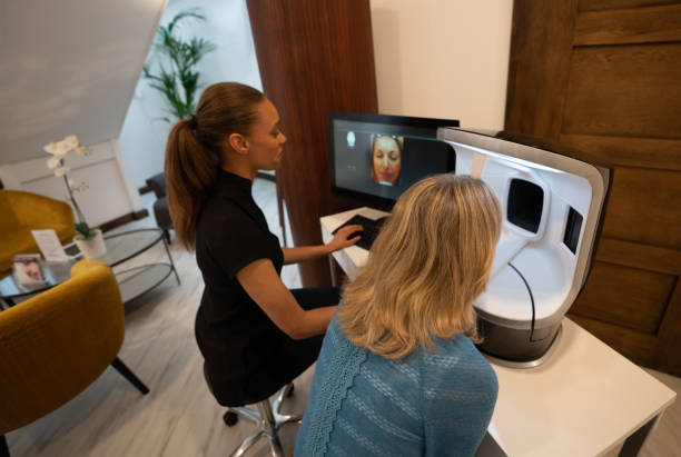 سئو سایت پزشکان و برندینگ دیجیتال: تصویر مراجعه کننده به کلینیک زیبایی و خدمات درمانی، جذب بیمار از طریق بهینه سازی سایت پزشکی