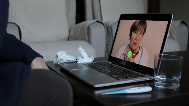 تجربه بیمار آنلاین و مشاوره پزشکی دیجیتال برای فوق تخصص غدد - پزشک در حال مکالمه تصویری