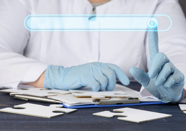 سئو تخصصی پزشکی برای فوق تخصص غدد و متابولیسم در رشت - یک پزشک زن در حال کار با رایانه، نشاندهنده اهمیت دیجیتال مارکتینگ پزشکی.