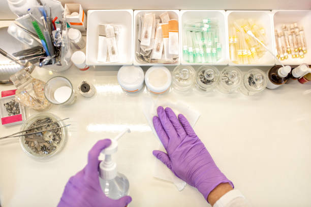 توسعه وب پیشرفته و CRM پزشکی برای آزمایشگاههای پاتوبیولوژی در اهواز: دکتر در حال استفاده از تجهیزات آزمایشگاهی و مدیریت CRM پزشکی