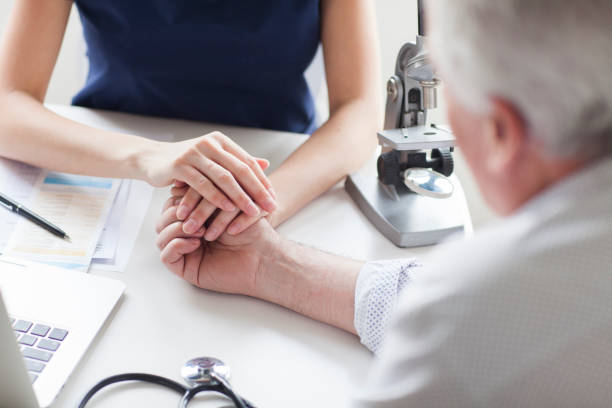 سئو تخصصی پزشکی و طراحی UX بیماران - پزشک در حال دلداری بیمار