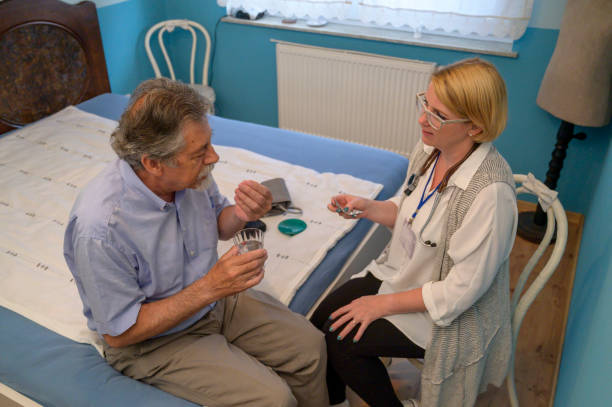 طراحی سایت پزشکی برای خدمات پرستاری در منزل بجنورد: پرستار در حال مراقبت از بیمار سالمند