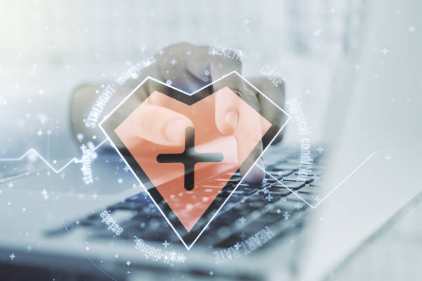 مفهوم خلاقانه ضربان قلب و دستهایی که روی لپتاپ تایپ میکنند - بازاریابی آنلاین فوق تخصص قلب، سئو سایت پزشکان