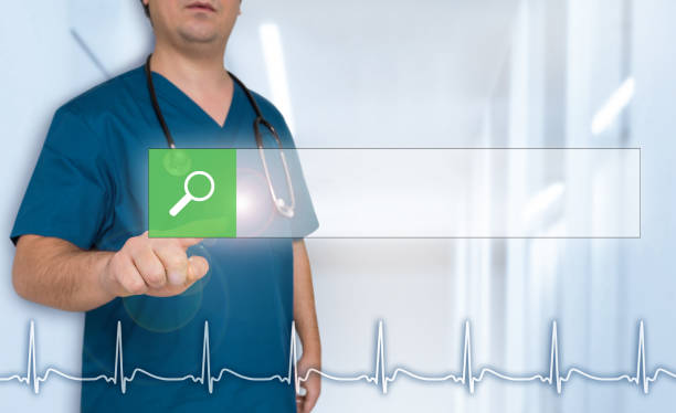 دیجیتال مارکتینگ سلامت برای فوق تخصص ریه و ICU در اصفهان - دکتر در حال نمایش مفهوم ضربان قلب در صفحه