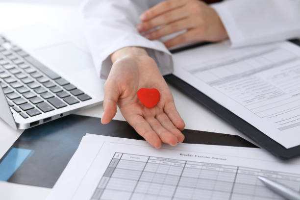 نرم افزارهای مدیریت مطب و CRM پزشکی برای فوق تخصص قلب و عروق در رشت: پزشک با گوشی پزشکی در دست، بهینه سازی وب سایت سلامت