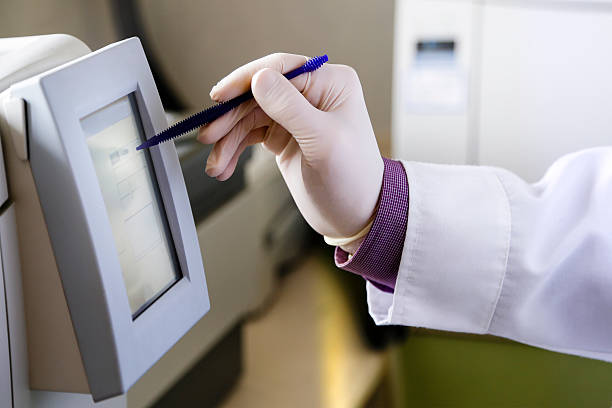 تکنسین آزمایشگاه در حال بررسی نمونه، نمادی از طراحی سایت آزمایشگاهی و پرتال نوبتدهی آزمایشگاه