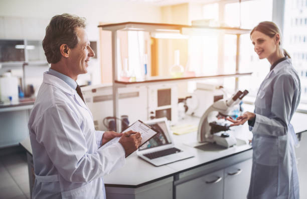 توسعه وبسایت سلامت و یکپارچهسازی CRM پزشکی برای آزمایشگاههای تخصصی در شیراز: تیم آزمایشگاهی و مدیریت