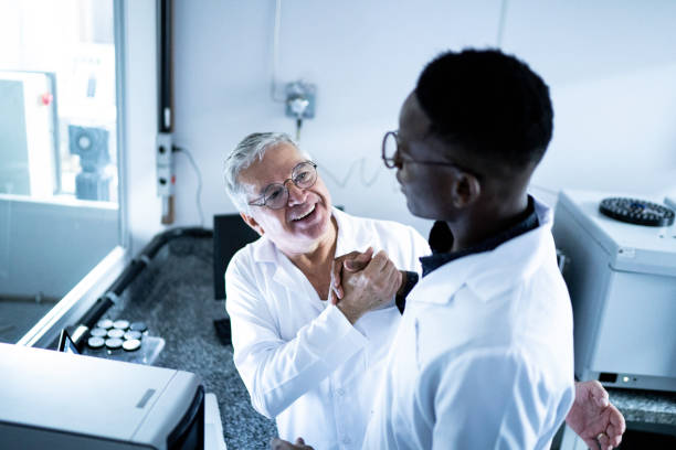 CRM پزشکی و نرمافزارهای مدیریت پیشرفته برای آزمایشگاههای پاتوبیولوژی در اصفهان - پرسنل شاد در آزمایشگاه