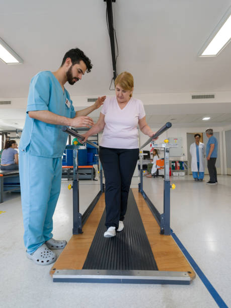 سئو فیزیوتراپی برای مراکز فیزیوتراپی در قزوین و نشان دادن تجربه بیماران با تصویر فیزیوتراپیست و بیمار