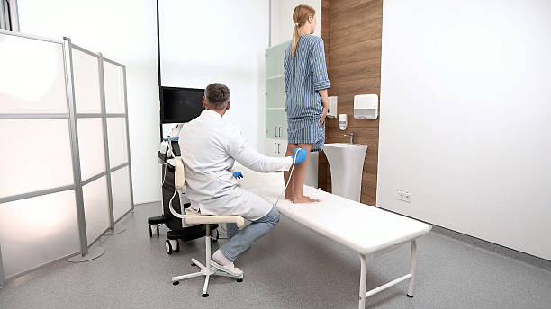 سئو تخصصی پزشکی و برندینگ دیجیتال برای کلینیکهای ارتوپدی در اصفهان: معاینه پا و تشخیص بیماری